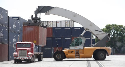 depôt de conteneur sur remorque pour le transport routier