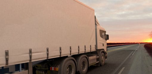 camion sur route avec remorque en toile